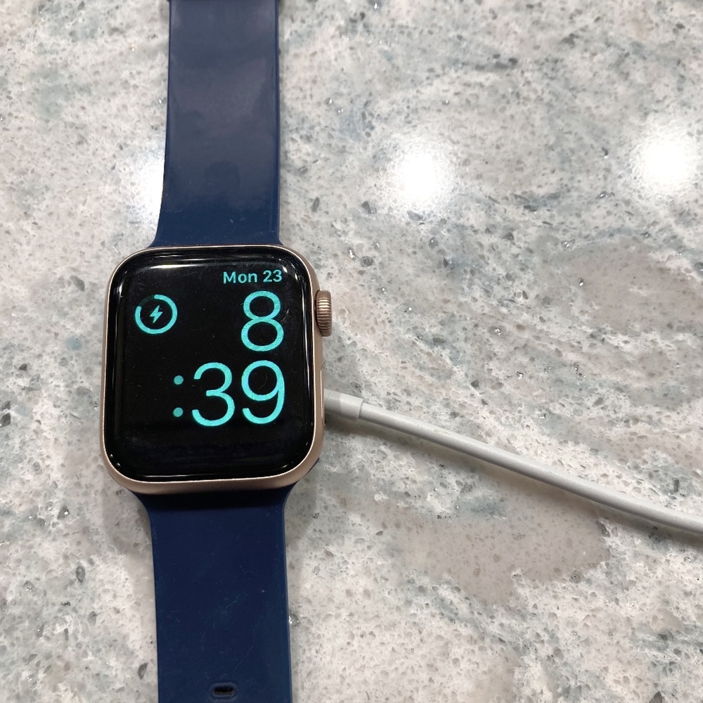Apple Watch SE Rose Gold 40mm with TWO charging cables and SEVEN bands!